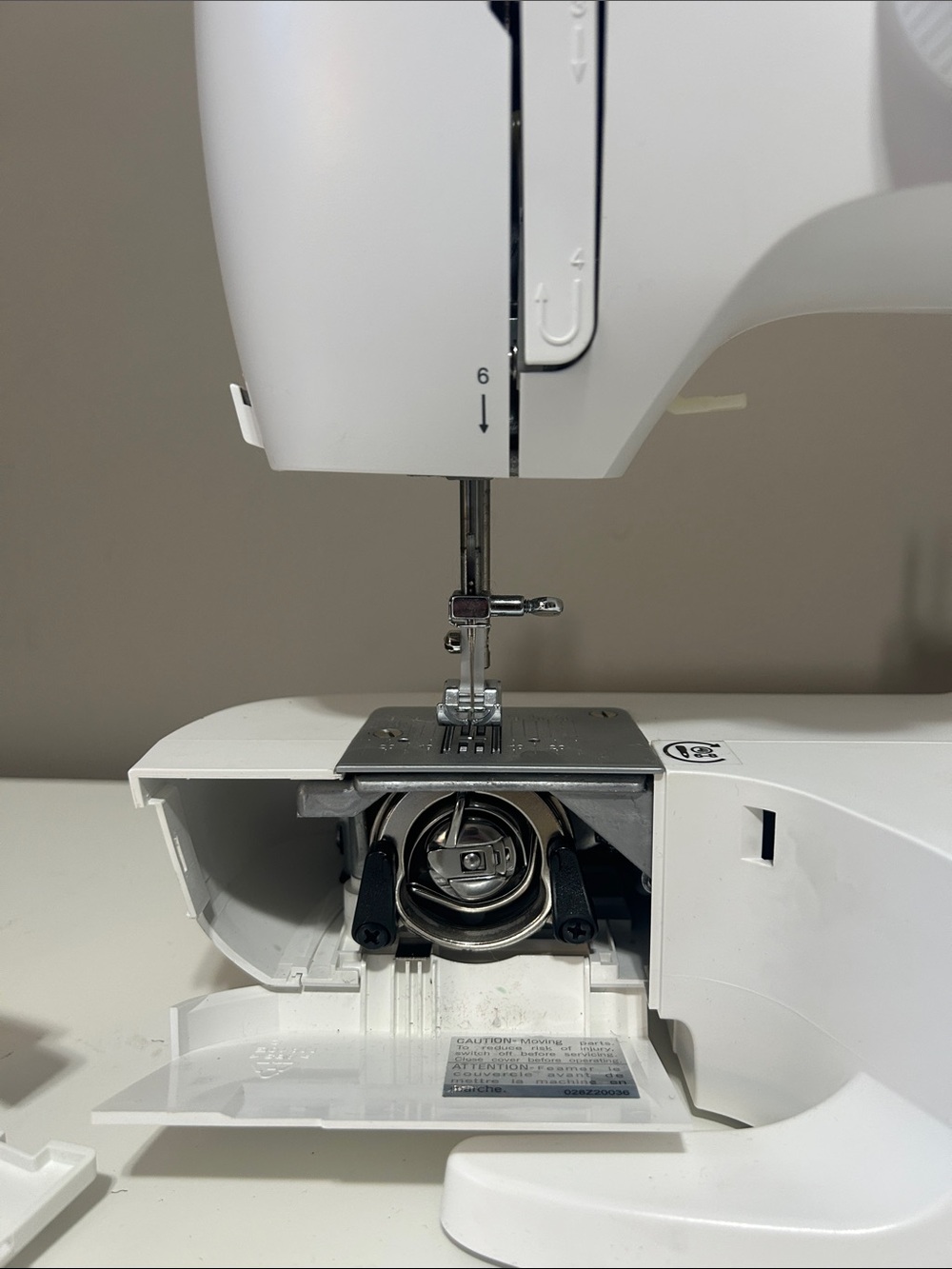 Singer sewing machine - Picture 3 of 9